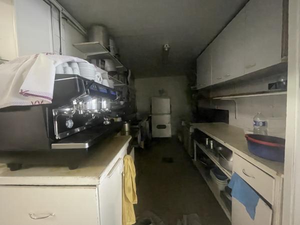 FEURS - EN EXCLUSIVITE IMMEUBLE D'ENVIRON 600 M2 SUR JOLI TERRAIN ET PARKING AVEC FONDS DE COMMERCE A CEDER