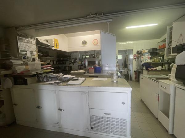 FEURS - EN EXCLUSIVITE IMMEUBLE D'ENVIRON 600 M2 SUR JOLI TERRAIN ET PARKING AVEC FONDS DE COMMERCE A CEDER