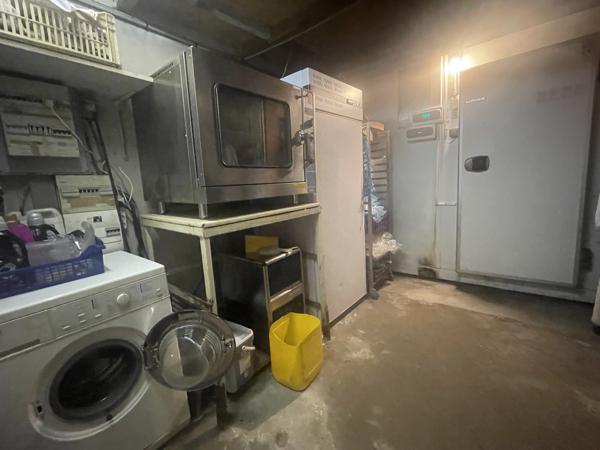 FEURS - EN EXCLUSIVITE IMMEUBLE D'ENVIRON 600 M2 SUR JOLI TERRAIN ET PARKING AVEC FONDS DE COMMERCE A CEDER