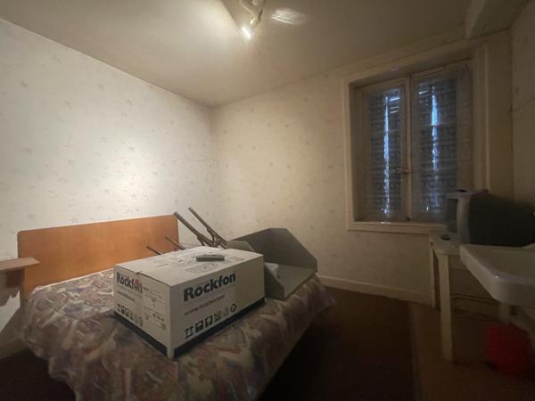 FEURS - EN EXCLUSIVITE IMMEUBLE D'ENVIRON 600 M2 SUR JOLI TERRAIN ET PARKING AVEC FONDS DE COMMERCE A CEDER