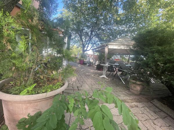 FEURS - EN EXCLUSIVITE IMMEUBLE D'ENVIRON 600 M2 SUR JOLI TERRAIN ET PARKING AVEC FONDS DE COMMERCE A CEDER