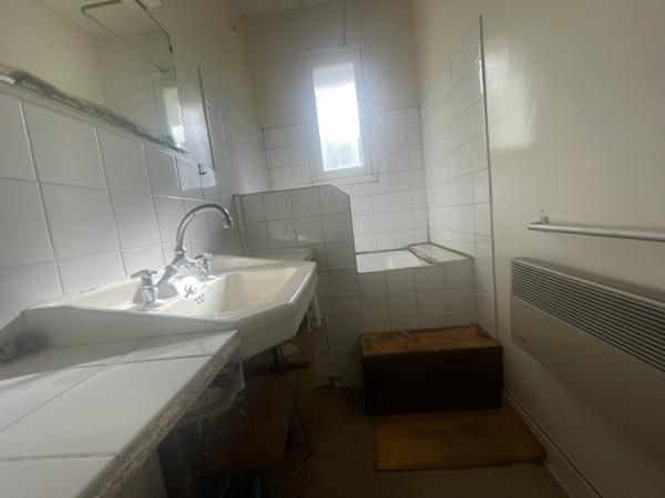 FEURS - EN EXCLUSIVITE IMMEUBLE D'ENVIRON 600 M2 SUR JOLI TERRAIN ET PARKING AVEC FONDS DE COMMERCE A CEDER