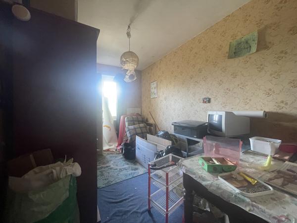 FEURS - EN EXCLUSIVITE IMMEUBLE D'ENVIRON 600 M2 SUR JOLI TERRAIN ET PARKING AVEC FONDS DE COMMERCE A CEDER