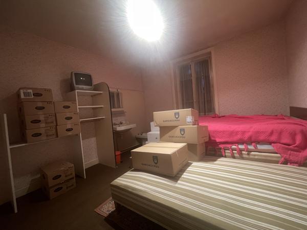 FEURS - EN EXCLUSIVITE IMMEUBLE D'ENVIRON 600 M2 SUR JOLI TERRAIN ET PARKING AVEC FONDS DE COMMERCE A CEDER