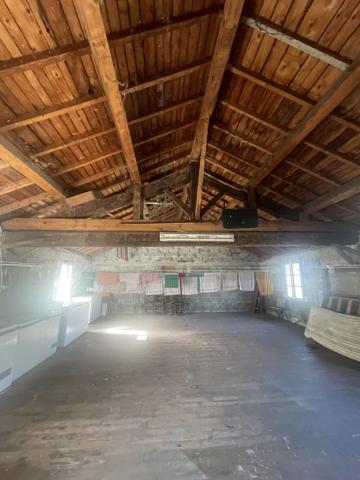 FEURS - EN EXCLUSIVITE IMMEUBLE D'ENVIRON 600 M2 SUR JOLI TERRAIN ET PARKING AVEC FONDS DE COMMERCE A CEDER