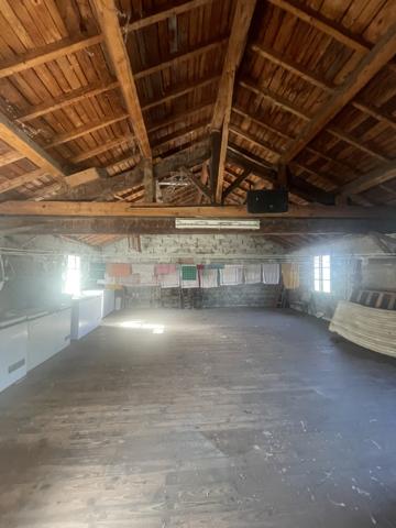 FEURS - EN EXCLUSIVITE IMMEUBLE D'ENVIRON 600 M2 SUR JOLI TERRAIN ET PARKING AVEC FONDS DE COMMERCE A CEDER
