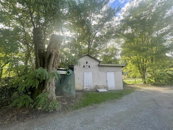 FEURS - EN EXCLUSIVITE IMMEUBLE D'ENVIRON 600 M2 SUR JOLI TERRAIN ET PARKING AVEC FONDS DE COMMERCE A CEDER