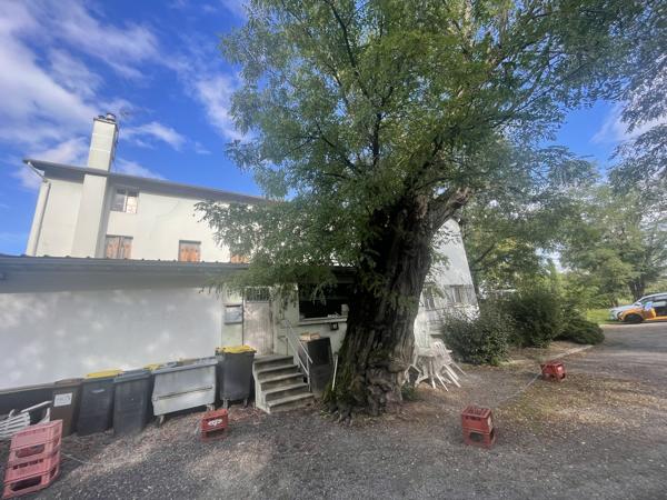 FEURS - EN EXCLUSIVITE IMMEUBLE D'ENVIRON 600 M2 SUR JOLI TERRAIN ET PARKING AVEC FONDS DE COMMERCE A CEDER