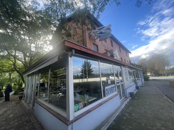 FEURS - EN EXCLUSIVITE IMMEUBLE D'ENVIRON 600 M2 SUR JOLI TERRAIN ET PARKING AVEC FONDS DE COMMERCE A CEDER