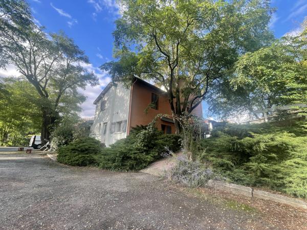 FEURS - EN EXCLUSIVITE IMMEUBLE D'ENVIRON 600 M2 SUR JOLI TERRAIN ET PARKING AVEC FONDS DE COMMERCE A CEDER