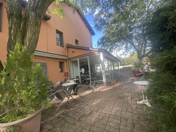 FEURS - EN EXCLUSIVITE IMMEUBLE D'ENVIRON 600 M2 SUR JOLI TERRAIN ET PARKING AVEC FONDS DE COMMERCE A CEDER