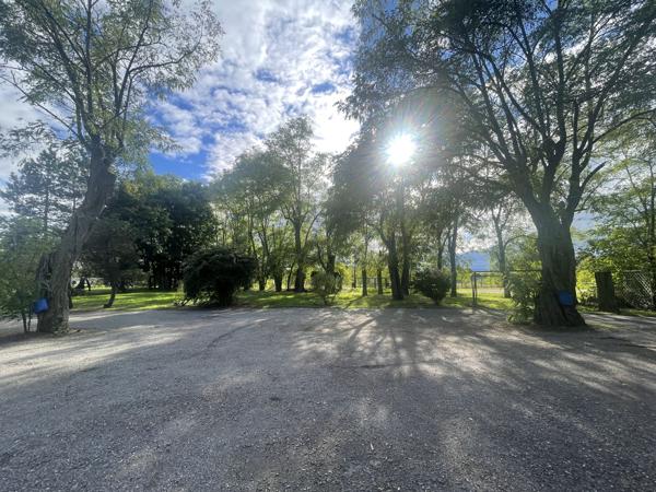FEURS - EN EXCLUSIVITE IMMEUBLE D'ENVIRON 600 M2 SUR JOLI TERRAIN ET PARKING AVEC FONDS DE COMMERCE A CEDER