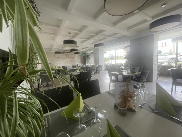 FEURS - EN EXCLUSIVITE IMMEUBLE D'ENVIRON 600 M2 SUR JOLI TERRAIN ET PARKING AVEC FONDS DE COMMERCE A CEDER