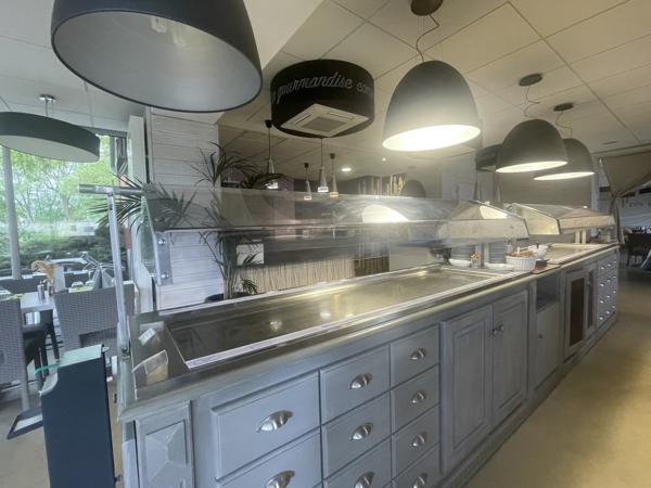 FEURS - EN EXCLUSIVITE IMMEUBLE D'ENVIRON 600 M2 SUR JOLI TERRAIN ET PARKING AVEC FONDS DE COMMERCE A CEDER