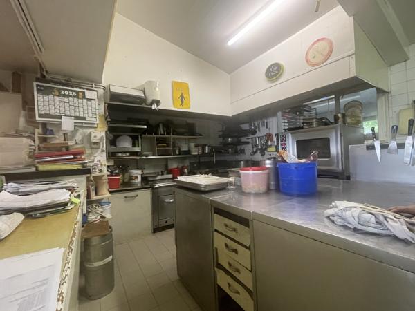 FEURS - EN EXCLUSIVITE IMMEUBLE D'ENVIRON 600 M2 SUR JOLI TERRAIN ET PARKING AVEC FONDS DE COMMERCE A CEDER