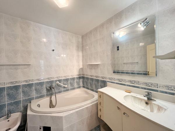 Appartement Hyères 4 pièce(s) 84.21m2 - HYERES Centre-ville Résidence sécurisée- Rdc