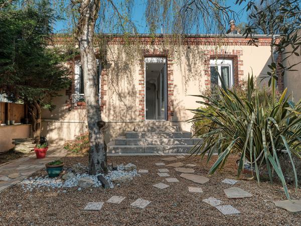 Maison rénovée avec terrasse et jardin dans le centre-ville de Dourdan.