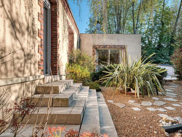 Maison rénovée avec terrasse et jardin dans le centre-ville de Dourdan.