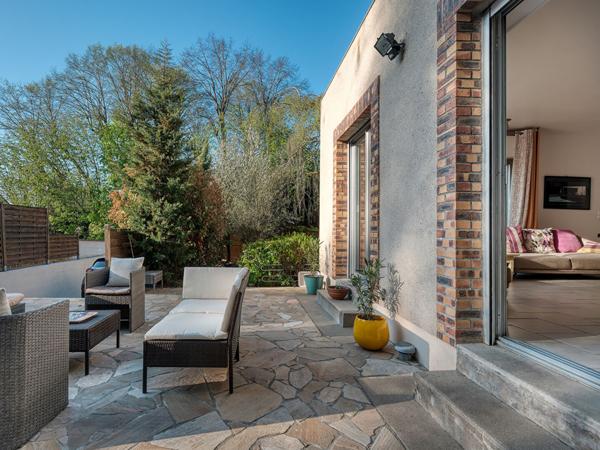 Maison rénovée avec terrasse et jardin dans le centre-ville de Dourdan.