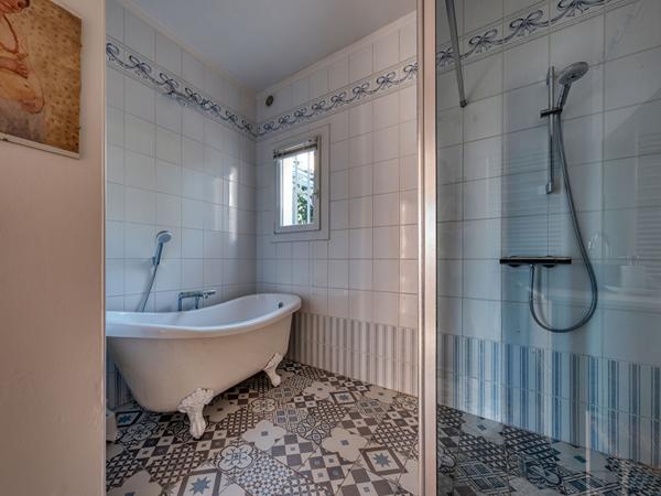 Maison rénovée avec terrasse et jardin dans le centre-ville de Dourdan.