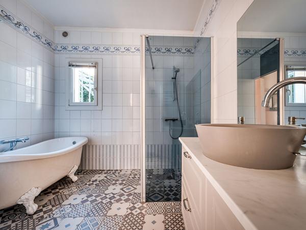 Maison rénovée avec terrasse et jardin dans le centre-ville de Dourdan.