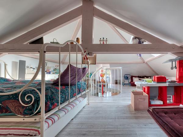 Maison rénovée avec terrasse et jardin dans le centre-ville de Dourdan.