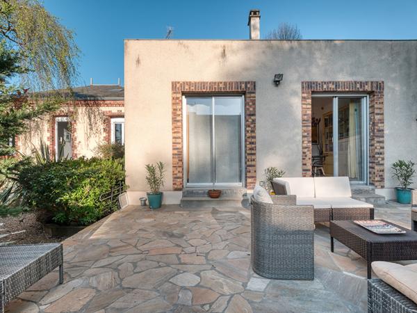 Maison rénovée avec terrasse et jardin dans le centre-ville de Dourdan.