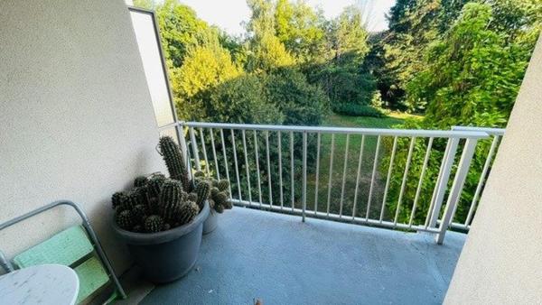 Appartement rénové avec belle terrasse et vue dégagée.