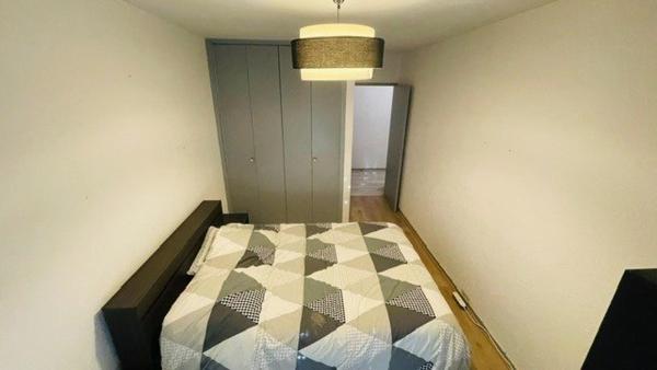 Appartement rénové avec belle terrasse et vue dégagée.
