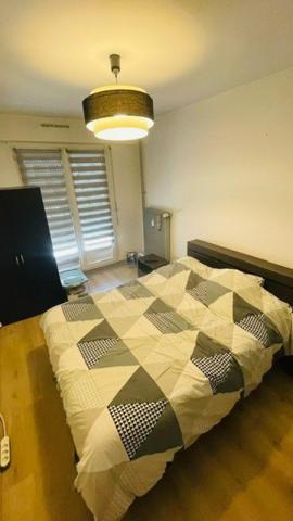 Appartement rénové avec belle terrasse et vue dégagée.