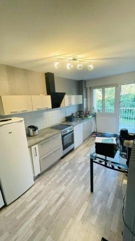 Appartement rénové avec belle terrasse et vue dégagée.
