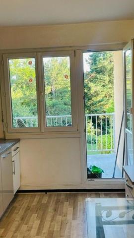 Appartement rénové avec belle terrasse et vue dégagée.