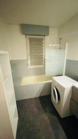 Appartement rénové avec belle terrasse et vue dégagée.