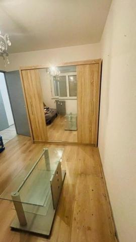 Appartement rénové avec belle terrasse et vue dégagée.