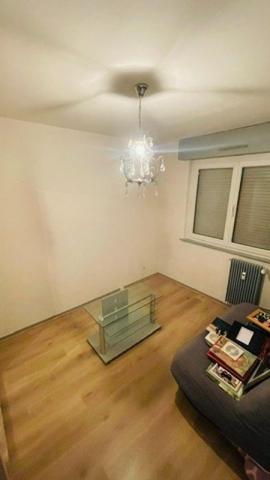 Appartement rénové avec belle terrasse et vue dégagée.