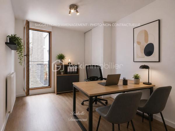 Idéalement situé au cœur de l'écoquartier de Montévrain, à proximité immédiate du secteur Val d'Europe, des commerces et des transports, découvrez cet espace professionnel de 72,30 m² offrant un cadre de travail moderne et agréable avec accès PMR.

Installé au 3ème étage sur 5 avec ascenseur d'une résidence récente de 2015, ce bien bénéficie d'une excellente luminosité et d'une distribution parfaitement adaptée à une activité tertiaire ou à l'exercice d'une profession libérale.

Cet espace se compose d'un vaste d'accueil ou open space de plus de 24 m², de deux bureaux indépendants, d'un espace cuisine, d'une salle de bain ainsi que d'un sanitaire séparé.

Vous profiterez également de deux espaces extérieurs privatifs avec une terrasse d'environ 8,5 m² et un balcon, offrant un confort rare pour une activité professionnelle.

Une place de parking couverte complète ce bien.

Ce bien constitue une opportunité idéale pour l'installation d'un cabinet de conseil, d'expertise comptable, d'assurance, de courtage, d'architecture, de coaching ou de toute profession libérale autorisée.

Les atouts :
Résidence récente de 2015
Surface de 72,30 m²
3ème étage avec ascenseur
Accès PMR
Terrasse et balcon
Place de parking couverte
Aucun travaux à prévoir
Excellente luminosité
Proximité immédiate du RER A Val d'Europe
Environnement dynamique et recherché

Contactez moi pour plus d'informations ou une visite !

***Visite sur RDV. Le professionnel de l’immobilier est soumis à une obligation d’identification et de vérification de l’identité de son client. C’est l’article 561-1 du COMOFI (Code Monétaire et Financier) qui met en place cette obligation.***
***Vente sous réserve de vérification du financement de l'acquéreur ***