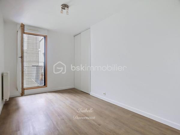 Idéalement situé au cœur de l'écoquartier de Montévrain, à proximité immédiate du secteur Val d'Europe, des commerces et des transports, découvrez cet espace professionnel de 72,30 m² offrant un cadre de travail moderne et agréable avec accès PMR.

Installé au 3ème étage sur 5 avec ascenseur d'une résidence récente de 2015, ce bien bénéficie d'une excellente luminosité et d'une distribution parfaitement adaptée à une activité tertiaire ou à l'exercice d'une profession libérale.

Cet espace se compose d'un vaste d'accueil ou open space de plus de 24 m², de deux bureaux indépendants, d'un espace cuisine, d'une salle de bain ainsi que d'un sanitaire séparé.

Vous profiterez également de deux espaces extérieurs privatifs avec une terrasse d'environ 8,5 m² et un balcon, offrant un confort rare pour une activité professionnelle.

Une place de parking couverte complète ce bien.

Ce bien constitue une opportunité idéale pour l'installation d'un cabinet de conseil, d'expertise comptable, d'assurance, de courtage, d'architecture, de coaching ou de toute profession libérale autorisée.

Les atouts :
Résidence récente de 2015
Surface de 72,30 m²
3ème étage avec ascenseur
Accès PMR
Terrasse et balcon
Place de parking couverte
Aucun travaux à prévoir
Excellente luminosité
Proximité immédiate du RER A Val d'Europe
Environnement dynamique et recherché

Contactez moi pour plus d'informations ou une visite !

***Visite sur RDV. Le professionnel de l’immobilier est soumis à une obligation d’identification et de vérification de l’identité de son client. C’est l’article 561-1 du COMOFI (Code Monétaire et Financier) qui met en place cette obligation.***
***Vente sous réserve de vérification du financement de l'acquéreur ***