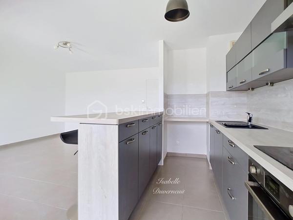 Idéalement situé au cœur de l'écoquartier de Montévrain, à proximité immédiate du secteur Val d'Europe, des commerces et des transports, découvrez cet espace professionnel de 72,30 m² offrant un cadre de travail moderne et agréable avec accès PMR.

Installé au 3ème étage sur 5 avec ascenseur d'une résidence récente de 2015, ce bien bénéficie d'une excellente luminosité et d'une distribution parfaitement adaptée à une activité tertiaire ou à l'exercice d'une profession libérale.

Cet espace se compose d'un vaste d'accueil ou open space de plus de 24 m², de deux bureaux indépendants, d'un espace cuisine, d'une salle de bain ainsi que d'un sanitaire séparé.

Vous profiterez également de deux espaces extérieurs privatifs avec une terrasse d'environ 8,5 m² et un balcon, offrant un confort rare pour une activité professionnelle.

Une place de parking couverte complète ce bien.

Ce bien constitue une opportunité idéale pour l'installation d'un cabinet de conseil, d'expertise comptable, d'assurance, de courtage, d'architecture, de coaching ou de toute profession libérale autorisée.

Les atouts :
Résidence récente de 2015
Surface de 72,30 m²
3ème étage avec ascenseur
Accès PMR
Terrasse et balcon
Place de parking couverte
Aucun travaux à prévoir
Excellente luminosité
Proximité immédiate du RER A Val d'Europe
Environnement dynamique et recherché

Contactez moi pour plus d'informations ou une visite !

***Visite sur RDV. Le professionnel de l’immobilier est soumis à une obligation d’identification et de vérification de l’identité de son client. C’est l’article 561-1 du COMOFI (Code Monétaire et Financier) qui met en place cette obligation.***
***Vente sous réserve de vérification du financement de l'acquéreur ***