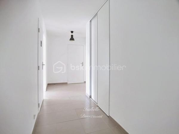 Idéalement situé au cœur de l'écoquartier de Montévrain, à proximité immédiate du secteur Val d'Europe, des commerces et des transports, découvrez cet espace professionnel de 72,30 m² offrant un cadre de travail moderne et agréable avec accès PMR.

Installé au 3ème étage sur 5 avec ascenseur d'une résidence récente de 2015, ce bien bénéficie d'une excellente luminosité et d'une distribution parfaitement adaptée à une activité tertiaire ou à l'exercice d'une profession libérale.

Cet espace se compose d'un vaste d'accueil ou open space de plus de 24 m², de deux bureaux indépendants, d'un espace cuisine, d'une salle de bain ainsi que d'un sanitaire séparé.

Vous profiterez également de deux espaces extérieurs privatifs avec une terrasse d'environ 8,5 m² et un balcon, offrant un confort rare pour une activité professionnelle.

Une place de parking couverte complète ce bien.

Ce bien constitue une opportunité idéale pour l'installation d'un cabinet de conseil, d'expertise comptable, d'assurance, de courtage, d'architecture, de coaching ou de toute profession libérale autorisée.

Les atouts :
Résidence récente de 2015
Surface de 72,30 m²
3ème étage avec ascenseur
Accès PMR
Terrasse et balcon
Place de parking couverte
Aucun travaux à prévoir
Excellente luminosité
Proximité immédiate du RER A Val d'Europe
Environnement dynamique et recherché

Contactez moi pour plus d'informations ou une visite !

***Visite sur RDV. Le professionnel de l’immobilier est soumis à une obligation d’identification et de vérification de l’identité de son client. C’est l’article 561-1 du COMOFI (Code Monétaire et Financier) qui met en place cette obligation.***
***Vente sous réserve de vérification du financement de l'acquéreur ***