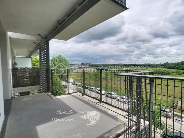 Idéalement situé au cœur de l'écoquartier de Montévrain, à proximité immédiate du secteur Val d'Europe, des commerces et des transports, découvrez cet espace professionnel de 72,30 m² offrant un cadre de travail moderne et agréable avec accès PMR.

Installé au 3ème étage sur 5 avec ascenseur d'une résidence récente de 2015, ce bien bénéficie d'une excellente luminosité et d'une distribution parfaitement adaptée à une activité tertiaire ou à l'exercice d'une profession libérale.

Cet espace se compose d'un vaste d'accueil ou open space de plus de 24 m², de deux bureaux indépendants, d'un espace cuisine, d'une salle de bain ainsi que d'un sanitaire séparé.

Vous profiterez également de deux espaces extérieurs privatifs avec une terrasse d'environ 8,5 m² et un balcon, offrant un confort rare pour une activité professionnelle.

Une place de parking couverte complète ce bien.

Ce bien constitue une opportunité idéale pour l'installation d'un cabinet de conseil, d'expertise comptable, d'assurance, de courtage, d'architecture, de coaching ou de toute profession libérale autorisée.

Les atouts :
Résidence récente de 2015
Surface de 72,30 m²
3ème étage avec ascenseur
Accès PMR
Terrasse et balcon
Place de parking couverte
Aucun travaux à prévoir
Excellente luminosité
Proximité immédiate du RER A Val d'Europe
Environnement dynamique et recherché

Contactez moi pour plus d'informations ou une visite !

***Visite sur RDV. Le professionnel de l’immobilier est soumis à une obligation d’identification et de vérification de l’identité de son client. C’est l’article 561-1 du COMOFI (Code Monétaire et Financier) qui met en place cette obligation.***
***Vente sous réserve de vérification du financement de l'acquéreur ***