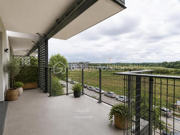 Idéalement situé au cœur de l'écoquartier de Montévrain, à proximité immédiate du secteur Val d'Europe, des commerces et des transports, découvrez cet espace professionnel de 72,30 m² offrant un cadre de travail moderne et agréable avec accès PMR.

Installé au 3ème étage sur 5 avec ascenseur d'une résidence récente de 2015, ce bien bénéficie d'une excellente luminosité et d'une distribution parfaitement adaptée à une activité tertiaire ou à l'exercice d'une profession libérale.

Cet espace se compose d'un vaste d'accueil ou open space de plus de 24 m², de deux bureaux indépendants, d'un espace cuisine, d'une salle de bain ainsi que d'un sanitaire séparé.

Vous profiterez également de deux espaces extérieurs privatifs avec une terrasse d'environ 8,5 m² et un balcon, offrant un confort rare pour une activité professionnelle.

Une place de parking couverte complète ce bien.

Ce bien constitue une opportunité idéale pour l'installation d'un cabinet de conseil, d'expertise comptable, d'assurance, de courtage, d'architecture, de coaching ou de toute profession libérale autorisée.

Les atouts :
Résidence récente de 2015
Surface de 72,30 m²
3ème étage avec ascenseur
Accès PMR
Terrasse et balcon
Place de parking couverte
Aucun travaux à prévoir
Excellente luminosité
Proximité immédiate du RER A Val d'Europe
Environnement dynamique et recherché

Contactez moi pour plus d'informations ou une visite !

***Visite sur RDV. Le professionnel de l’immobilier est soumis à une obligation d’identification et de vérification de l’identité de son client. C’est l’article 561-1 du COMOFI (Code Monétaire et Financier) qui met en place cette obligation.***
***Vente sous réserve de vérification du financement de l'acquéreur ***
