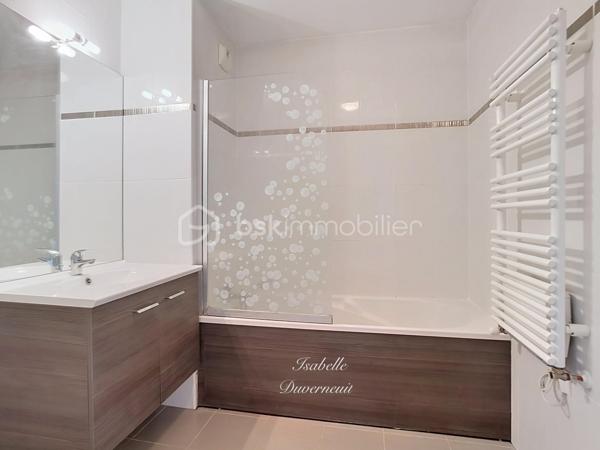 Idéalement situé au cœur de l'écoquartier de Montévrain, à proximité immédiate du secteur Val d'Europe, des commerces et des transports, découvrez cet espace professionnel de 72,30 m² offrant un cadre de travail moderne et agréable avec accès PMR.

Installé au 3ème étage sur 5 avec ascenseur d'une résidence récente de 2015, ce bien bénéficie d'une excellente luminosité et d'une distribution parfaitement adaptée à une activité tertiaire ou à l'exercice d'une profession libérale.

Cet espace se compose d'un vaste d'accueil ou open space de plus de 24 m², de deux bureaux indépendants, d'un espace cuisine, d'une salle de bain ainsi que d'un sanitaire séparé.

Vous profiterez également de deux espaces extérieurs privatifs avec une terrasse d'environ 8,5 m² et un balcon, offrant un confort rare pour une activité professionnelle.

Une place de parking couverte complète ce bien.

Ce bien constitue une opportunité idéale pour l'installation d'un cabinet de conseil, d'expertise comptable, d'assurance, de courtage, d'architecture, de coaching ou de toute profession libérale autorisée.

Les atouts :
Résidence récente de 2015
Surface de 72,30 m²
3ème étage avec ascenseur
Accès PMR
Terrasse et balcon
Place de parking couverte
Aucun travaux à prévoir
Excellente luminosité
Proximité immédiate du RER A Val d'Europe
Environnement dynamique et recherché

Contactez moi pour plus d'informations ou une visite !

***Visite sur RDV. Le professionnel de l’immobilier est soumis à une obligation d’identification et de vérification de l’identité de son client. C’est l’article 561-1 du COMOFI (Code Monétaire et Financier) qui met en place cette obligation.***
***Vente sous réserve de vérification du financement de l'acquéreur ***