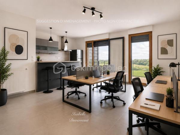 Idéalement situé au cœur de l'écoquartier de Montévrain, à proximité immédiate du secteur Val d'Europe, des commerces et des transports, découvrez cet espace professionnel de 72,30 m² offrant un cadre de travail moderne et agréable avec accès PMR.

Installé au 3ème étage sur 5 avec ascenseur d'une résidence récente de 2015, ce bien bénéficie d'une excellente luminosité et d'une distribution parfaitement adaptée à une activité tertiaire ou à l'exercice d'une profession libérale.

Cet espace se compose d'un vaste d'accueil ou open space de plus de 24 m², de deux bureaux indépendants, d'un espace cuisine, d'une salle de bain ainsi que d'un sanitaire séparé.

Vous profiterez également de deux espaces extérieurs privatifs avec une terrasse d'environ 8,5 m² et un balcon, offrant un confort rare pour une activité professionnelle.

Une place de parking couverte complète ce bien.

Ce bien constitue une opportunité idéale pour l'installation d'un cabinet de conseil, d'expertise comptable, d'assurance, de courtage, d'architecture, de coaching ou de toute profession libérale autorisée.

Les atouts :
Résidence récente de 2015
Surface de 72,30 m²
3ème étage avec ascenseur
Accès PMR
Terrasse et balcon
Place de parking couverte
Aucun travaux à prévoir
Excellente luminosité
Proximité immédiate du RER A Val d'Europe
Environnement dynamique et recherché

Contactez moi pour plus d'informations ou une visite !

***Visite sur RDV. Le professionnel de l’immobilier est soumis à une obligation d’identification et de vérification de l’identité de son client. C’est l’article 561-1 du COMOFI (Code Monétaire et Financier) qui met en place cette obligation.***
***Vente sous réserve de vérification du financement de l'acquéreur ***