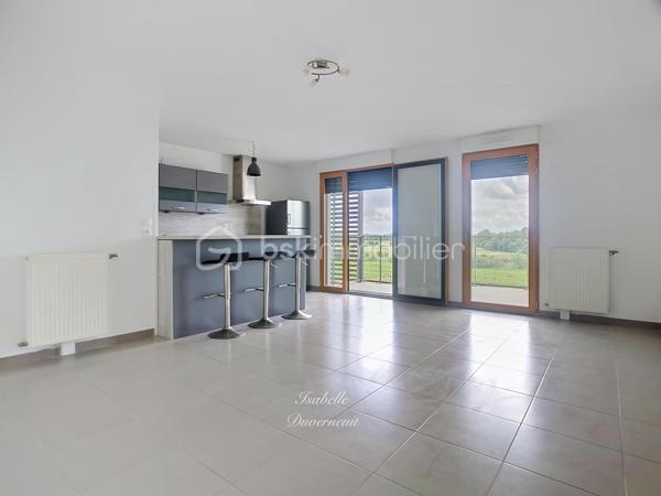 Idéalement situé au cœur de l'écoquartier de Montévrain, à proximité immédiate du secteur Val d'Europe, des commerces et des transports, découvrez cet espace professionnel de 72,30 m² offrant un cadre de travail moderne et agréable avec accès PMR.

Installé au 3ème étage sur 5 avec ascenseur d'une résidence récente de 2015, ce bien bénéficie d'une excellente luminosité et d'une distribution parfaitement adaptée à une activité tertiaire ou à l'exercice d'une profession libérale.

Cet espace se compose d'un vaste d'accueil ou open space de plus de 24 m², de deux bureaux indépendants, d'un espace cuisine, d'une salle de bain ainsi que d'un sanitaire séparé.

Vous profiterez également de deux espaces extérieurs privatifs avec une terrasse d'environ 8,5 m² et un balcon, offrant un confort rare pour une activité professionnelle.

Une place de parking couverte complète ce bien.

Ce bien constitue une opportunité idéale pour l'installation d'un cabinet de conseil, d'expertise comptable, d'assurance, de courtage, d'architecture, de coaching ou de toute profession libérale autorisée.

Les atouts :
Résidence récente de 2015
Surface de 72,30 m²
3ème étage avec ascenseur
Accès PMR
Terrasse et balcon
Place de parking couverte
Aucun travaux à prévoir
Excellente luminosité
Proximité immédiate du RER A Val d'Europe
Environnement dynamique et recherché

Contactez moi pour plus d'informations ou une visite !

***Visite sur RDV. Le professionnel de l’immobilier est soumis à une obligation d’identification et de vérification de l’identité de son client. C’est l’article 561-1 du COMOFI (Code Monétaire et Financier) qui met en place cette obligation.***
***Vente sous réserve de vérification du financement de l'acquéreur ***