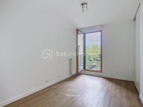 Idéalement situé au cœur de l'écoquartier de Montévrain, à proximité immédiate du secteur Val d'Europe, des commerces et des transports, découvrez cet espace professionnel de 72,30 m² offrant un cadre de travail moderne et agréable avec accès PMR.

Installé au 3ème étage sur 5 avec ascenseur d'une résidence récente de 2015, ce bien bénéficie d'une excellente luminosité et d'une distribution parfaitement adaptée à une activité tertiaire ou à l'exercice d'une profession libérale.

Cet espace se compose d'un vaste d'accueil ou open space de plus de 24 m², de deux bureaux indépendants, d'un espace cuisine, d'une salle de bain ainsi que d'un sanitaire séparé.

Vous profiterez également de deux espaces extérieurs privatifs avec une terrasse d'environ 8,5 m² et un balcon, offrant un confort rare pour une activité professionnelle.

Une place de parking couverte complète ce bien.

Ce bien constitue une opportunité idéale pour l'installation d'un cabinet de conseil, d'expertise comptable, d'assurance, de courtage, d'architecture, de coaching ou de toute profession libérale autorisée.

Les atouts :
Résidence récente de 2015
Surface de 72,30 m²
3ème étage avec ascenseur
Accès PMR
Terrasse et balcon
Place de parking couverte
Aucun travaux à prévoir
Excellente luminosité
Proximité immédiate du RER A Val d'Europe
Environnement dynamique et recherché

Contactez moi pour plus d'informations ou une visite !

***Visite sur RDV. Le professionnel de l’immobilier est soumis à une obligation d’identification et de vérification de l’identité de son client. C’est l’article 561-1 du COMOFI (Code Monétaire et Financier) qui met en place cette obligation.***
***Vente sous réserve de vérification du financement de l'acquéreur ***