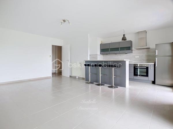 Idéalement situé au cœur de l'écoquartier de Montévrain, à proximité immédiate du secteur Val d'Europe, des commerces et des transports, découvrez cet espace professionnel de 72,30 m² offrant un cadre de travail moderne et agréable avec accès PMR.

Installé au 3ème étage sur 5 avec ascenseur d'une résidence récente de 2015, ce bien bénéficie d'une excellente luminosité et d'une distribution parfaitement adaptée à une activité tertiaire ou à l'exercice d'une profession libérale.

Cet espace se compose d'un vaste d'accueil ou open space de plus de 24 m², de deux bureaux indépendants, d'un espace cuisine, d'une salle de bain ainsi que d'un sanitaire séparé.

Vous profiterez également de deux espaces extérieurs privatifs avec une terrasse d'environ 8,5 m² et un balcon, offrant un confort rare pour une activité professionnelle.

Une place de parking couverte complète ce bien.

Ce bien constitue une opportunité idéale pour l'installation d'un cabinet de conseil, d'expertise comptable, d'assurance, de courtage, d'architecture, de coaching ou de toute profession libérale autorisée.

Les atouts :
Résidence récente de 2015
Surface de 72,30 m²
3ème étage avec ascenseur
Accès PMR
Terrasse et balcon
Place de parking couverte
Aucun travaux à prévoir
Excellente luminosité
Proximité immédiate du RER A Val d'Europe
Environnement dynamique et recherché

Contactez moi pour plus d'informations ou une visite !

***Visite sur RDV. Le professionnel de l’immobilier est soumis à une obligation d’identification et de vérification de l’identité de son client. C’est l’article 561-1 du COMOFI (Code Monétaire et Financier) qui met en place cette obligation.***
***Vente sous réserve de vérification du financement de l'acquéreur ***