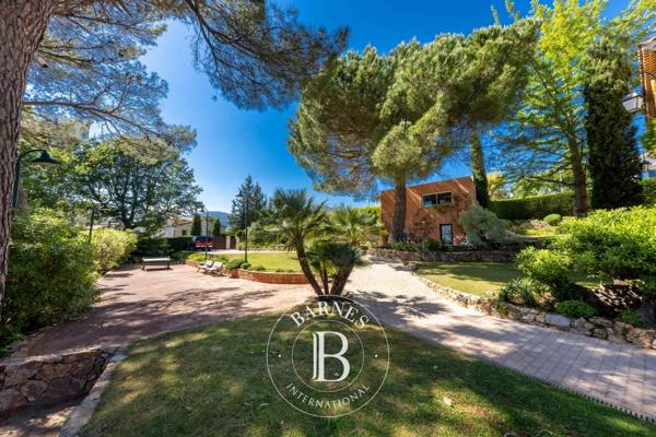 Vence, Villa 8 Chambres -  366 m² à vendre