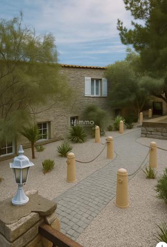 Ensemble immobilier en pierre avec logements