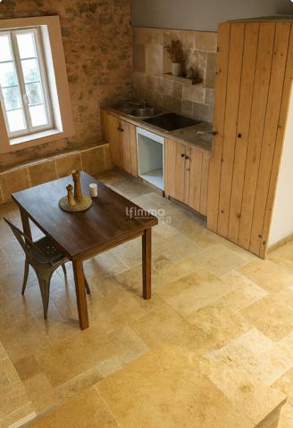 Ensemble immobilier en pierre avec logements