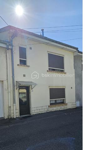 Bienvenue dans cette maison mitoyenne à aménager à votre goût, construite avant 1945, et idéalement située. Parfaite pour ceux qui recherchent l'authenticité et le dynamisme urbain, elle offre un cadre de vie agréable et pratique à proximité des commodités citadines.

D'une superficie de 97 m², cette maison comprend 4 pièces, vous laissant possibilité d'aménager selon vos envies. 
Le rez-de chaussée vous offre une cuisine à aménager, un salon, un WC, une salle d'eau et une véranda qui vous promet des moments conviviaux , un appentis aménageable vous apporte un espace supplémentaire et un jardin en hauteur vous promet une vue sympathique.
L'étage est composé de 2 chambres dont une avec une pièce pouvant être aménagée en dressing ou en bureau, ainsi qu'une salle d'eau avec un WC. 
Trois garages indépendants et privatifs apportent un confort certain. Un jardin non attenant de plus de 300 m², face à la maison vous accueillera pour votre détente ou l'envie de créer un potager.

La maison est en bon état général, avec une jolie cave voutée pratique pour le stockage.

À quelques pas des transports publics, profitez d'un accès rapide aux commerces et services. Offrez-vous un véritable cocon en plein cœur du village avec cette charmante maison des années 40 proche de la nature, proposée par CELINE GILLET.